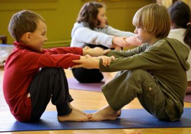 practicar yoga es muy bueno para los niños