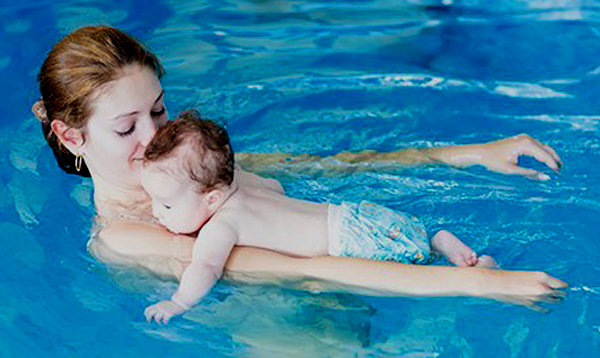 ¿Los bebés aprenden a nadar?
