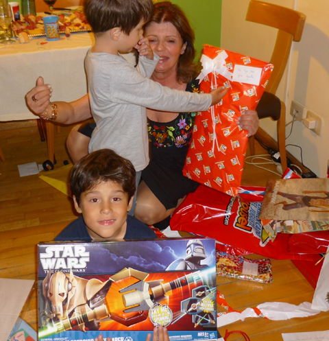 Hacer muchos regalos materiales a los niños es perjudicial