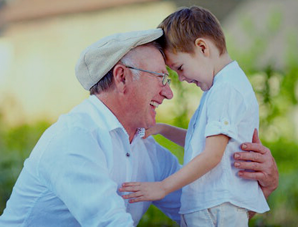 Los niños que crecen con abuelos son más seguros